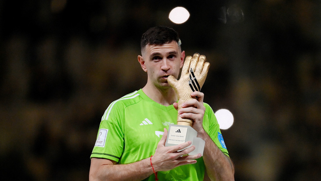 Emiliano Martínez recibiendo el Guante de Oro. Foto: Actualidad RT