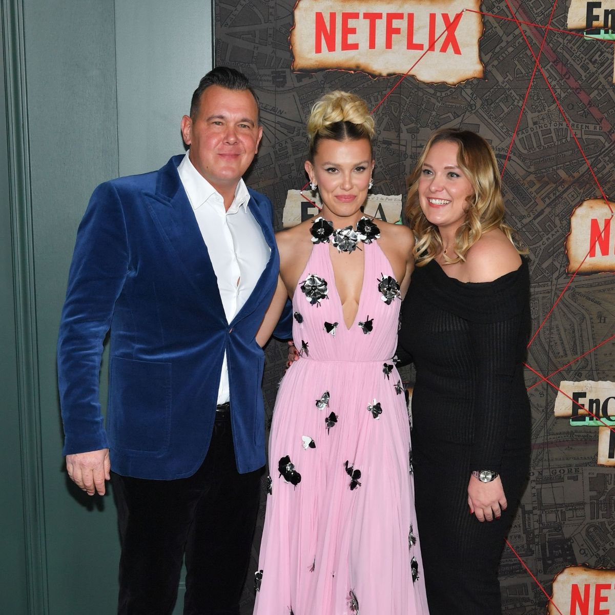 Padres de Millie Bobby Brown en la premier de Enola Holmes 2. Foto: The Mirror