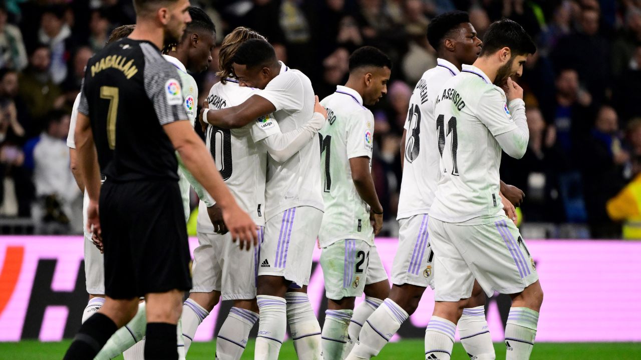 Real Madrid golea al Elche y se acerca al Barcelona