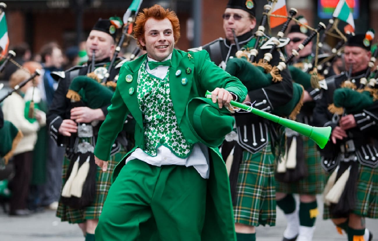 En Irlanda las personas se visten de verde y acostumbran a salir y beber cerveza. Foto: Orden Mundial