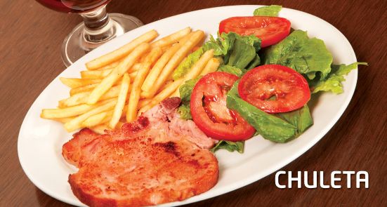 La chuleta ahumada se puede acompañar con papas fritas y ensalada. Foto: Franfurt