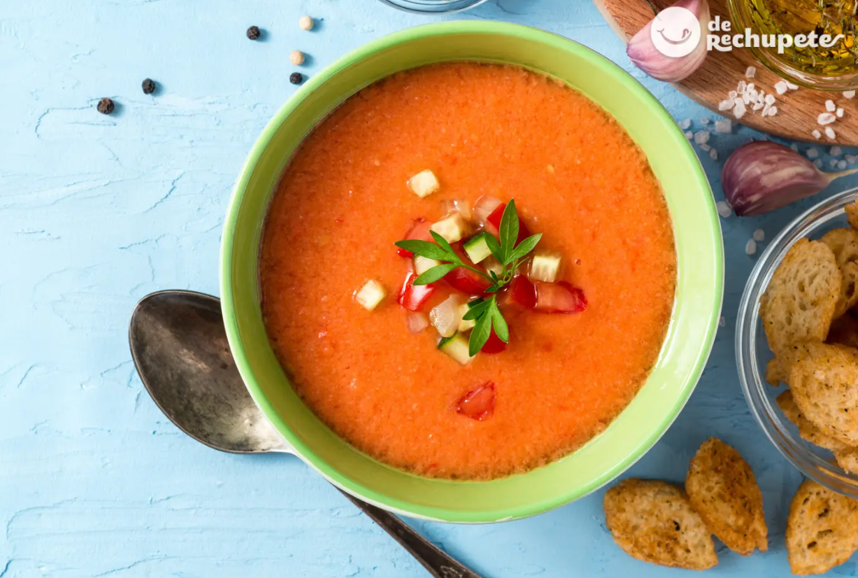 El gazpacho se puede acompañar con un pan crujiente o crutones. Foto: El Chupete