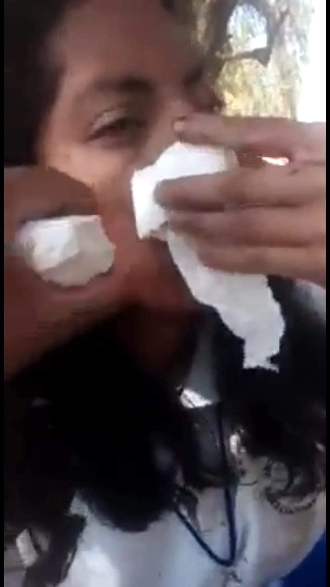 Norma se limpia con papel la sangre que sale de su boca y nariz. Foto: Facebook