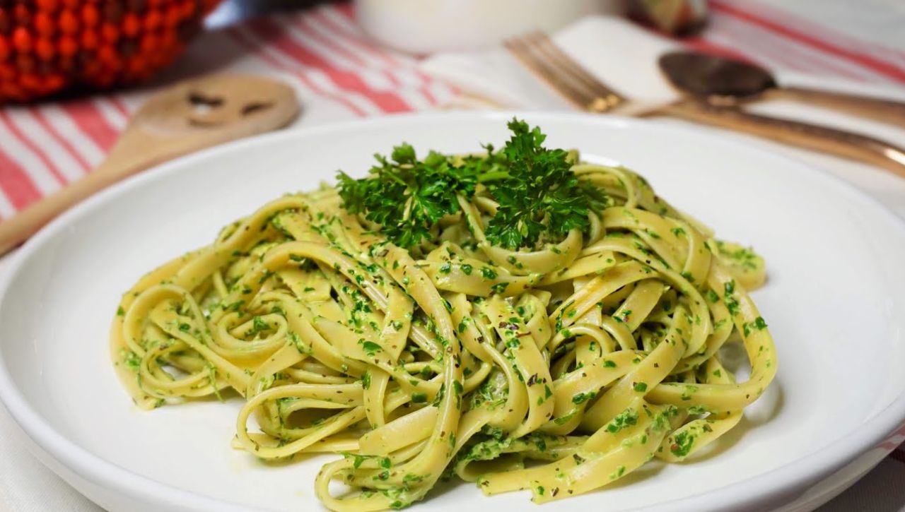 Receta de espagueti verde cremoso, guía paso a paso para hacer este platillo italiano Imagen de Receta de espagueti verde cremoso, guía paso a paso para hacer este platillo italiano