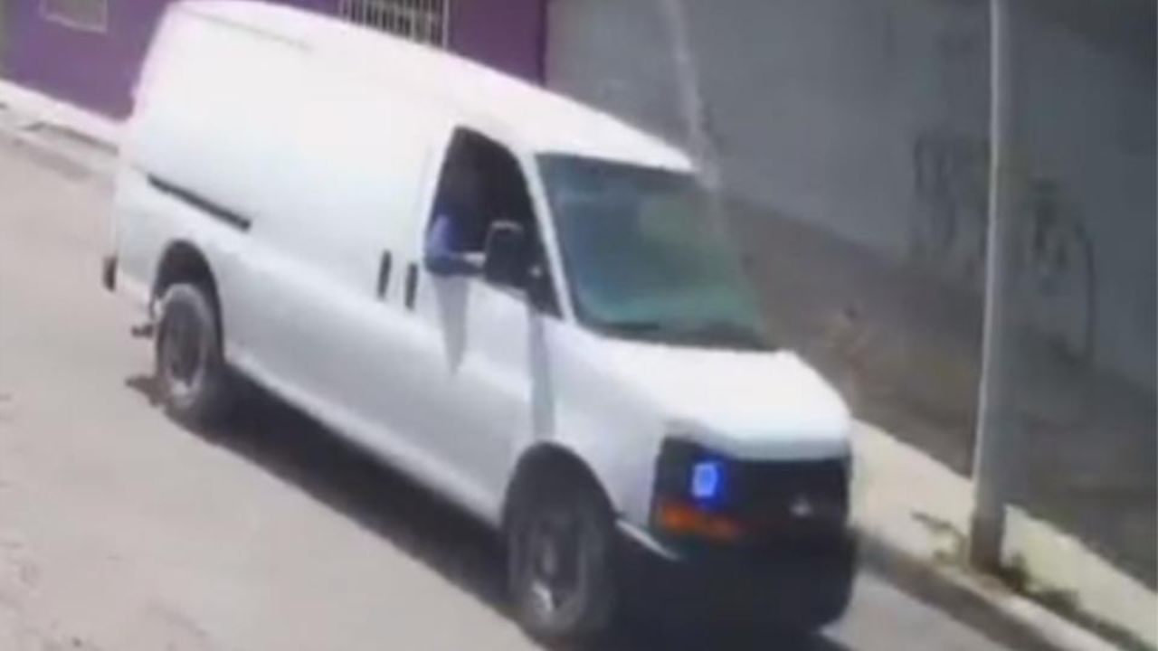 ¿Secuestro? Captan momento cuando se llevan a una joven en una camioneta Imagen de ¿Secuestro? Captan momento cuando se llevan a una joven en una camioneta