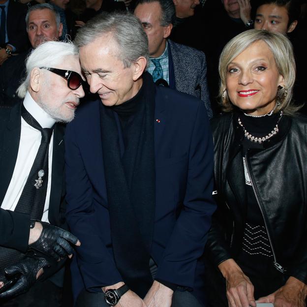 Bernard Arnault y su esposa junto a Karl Lagerfeld. Foto: Mujer Hoy