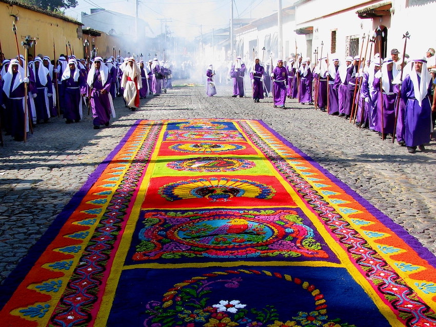 En Guatemala, las alfombras abren paso a las imágenes más importantes del día. Foto: Roberto Urrea