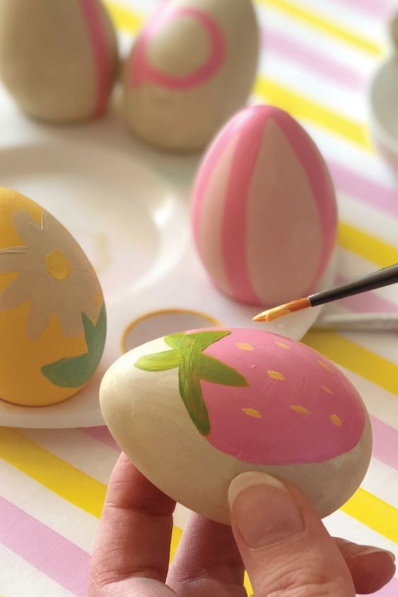 Algunas personas acostumbran a llenar sus huevos de confeti y harina. Foto: Pinterest