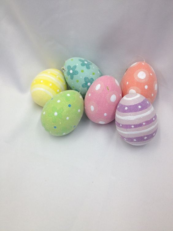 Es más fácil decorar los huevos con acuarelas para los niños. Foto: Pinterest