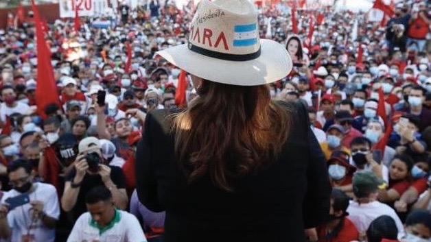 Xiomara Castro, quien es la primera presidenta de Honduras, logró romper la hegemonía bipartidista que existía en el país. Foto: AP