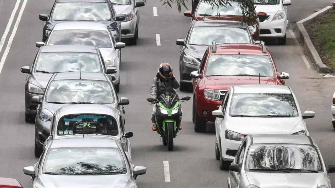 Multas a motociclistas que rebasen por la derecha o no respeten filas Imagen de Multas a motociclistas que rebasen por la derecha o no respeten filas