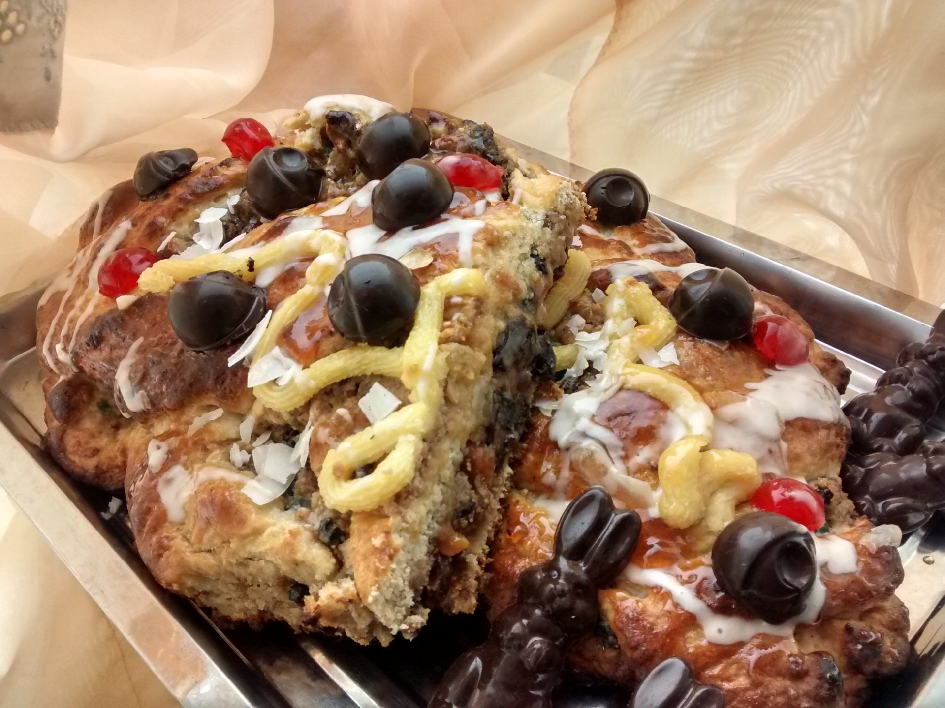 A la rosca de Pascua se le pueden poner distintos ingredientes según lo que guste la persona. Foto: Comidas saludables