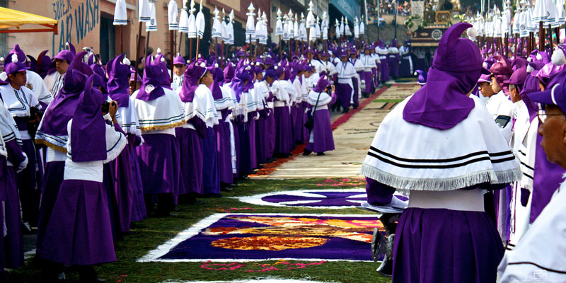 Muchos desconocen su nombre, no obstante, la vestimenta oficial de la Semana Santa en Guatemala se llama "Cucurucho". Foto: Guatemala.com