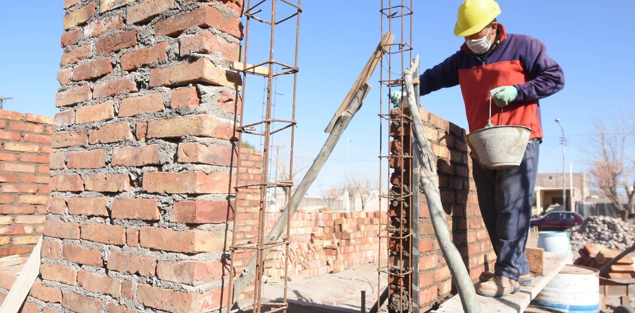 Los albañiles se encargan de la construcción de obras, siendo uno de los trabajos que requieren de mucha experiencia. Foto: Clarín