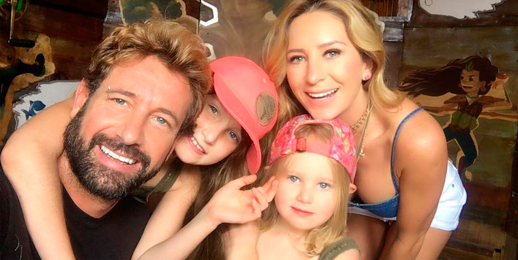 Gabriel Soto, Geraldine Bazán y las dos hijas que tienen en común. Foto: Hola