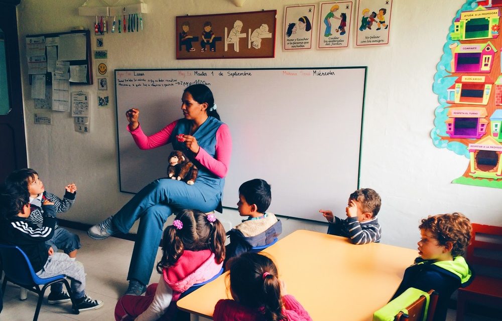 Las profesoras juegan un rol fundamental en la vida de las personas. Foto: Colombia Informa