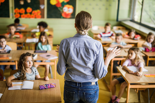 Las maestras de primaria juegan un rol importante en el desarrollo de los niños. Foto: iStock