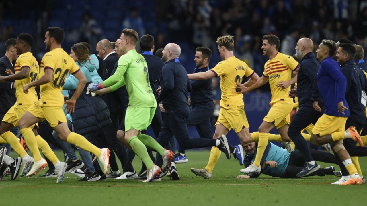 ¡Penoso! Jugadores del Barcelona fueron acorralados por aficionados del Espanyol Imagen de ¡Penoso! Jugadores del Barcelona fueron acorralados por aficionados del Espanyol