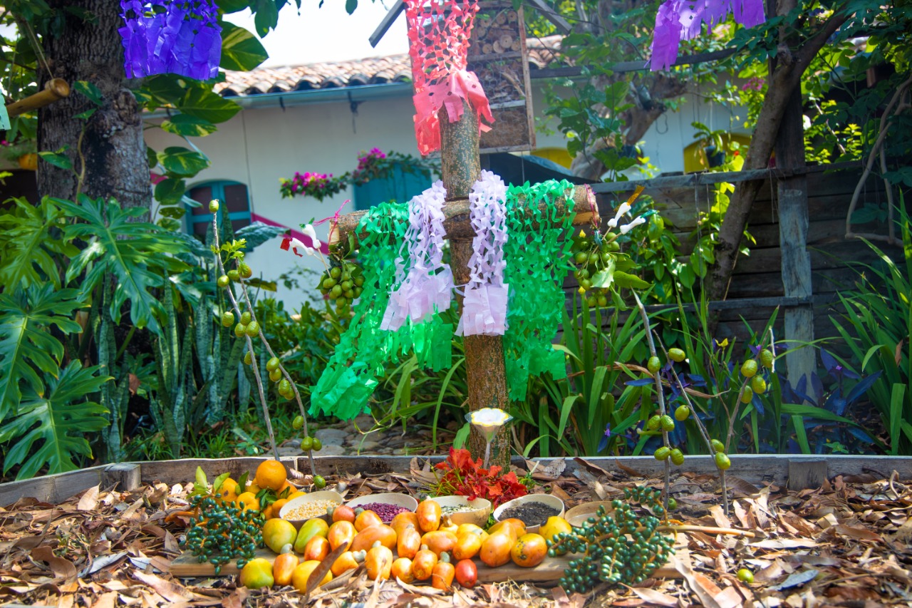 Una de las tradiciones más significativas del Día de la Cruz es la construcción y decoración de cruces. Foto: Diario El Salvador