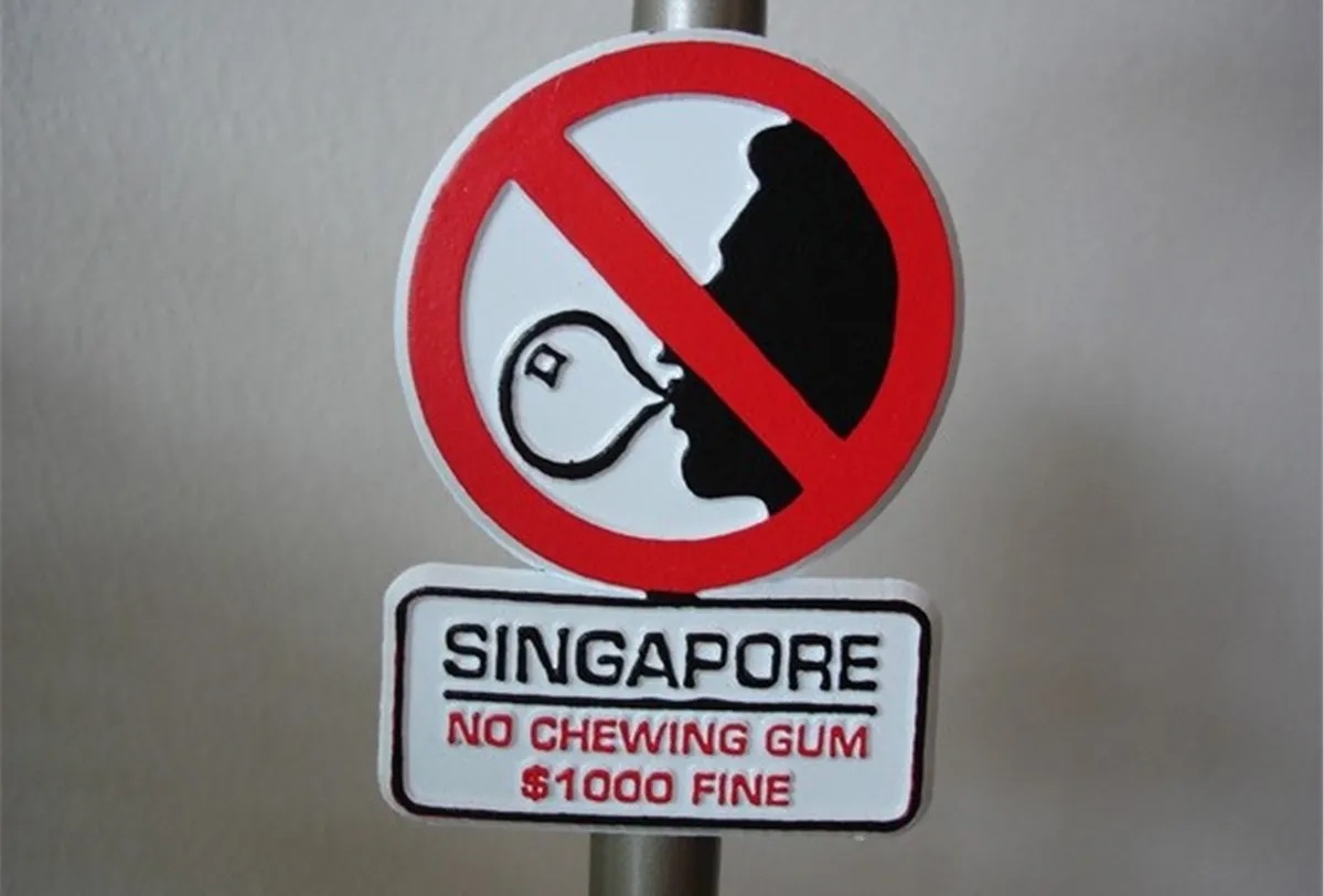 Rotulo de prohibición en Singapur. Foto: Cortesía