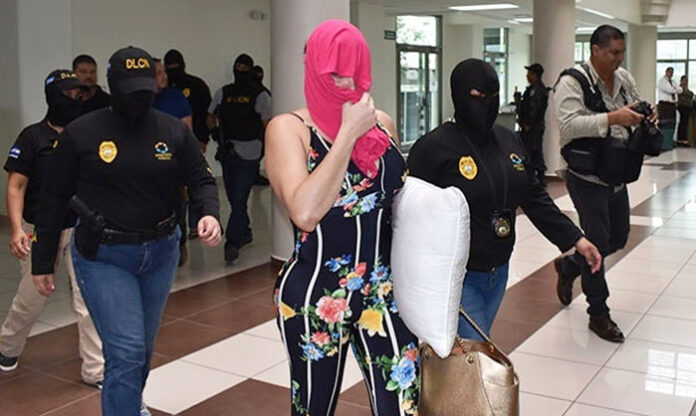 Bandy cubrió su rostro al momento de su detención en 2018. Foto: TuNota