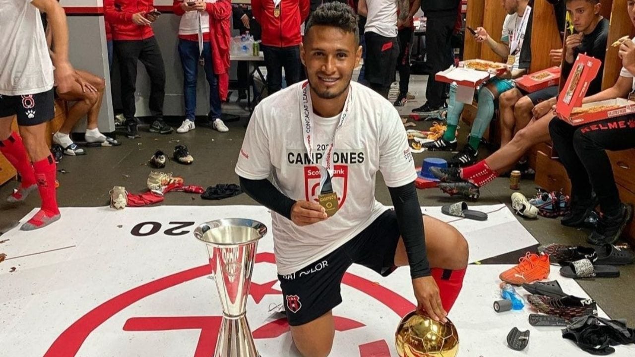 Alexander López también ha ganado distinciones individuales, tal como el Balón de Oro en la Liga Concacaf. Foto: Deportes TVC