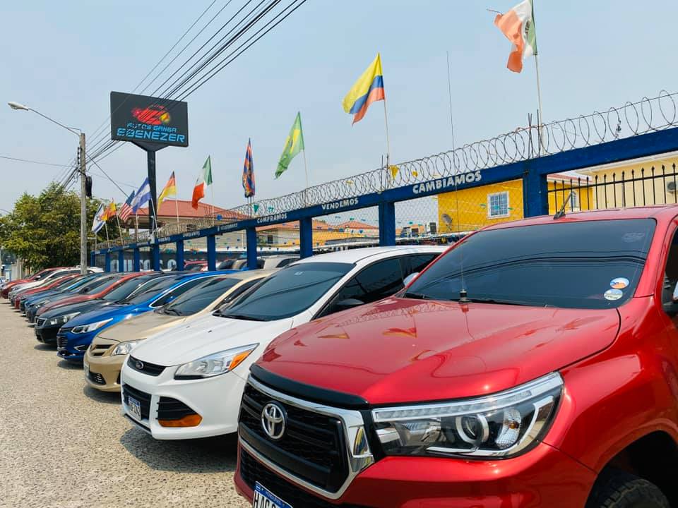 Por lo general, los autolotes venden automóviles financiados. Foto: Redes sociales