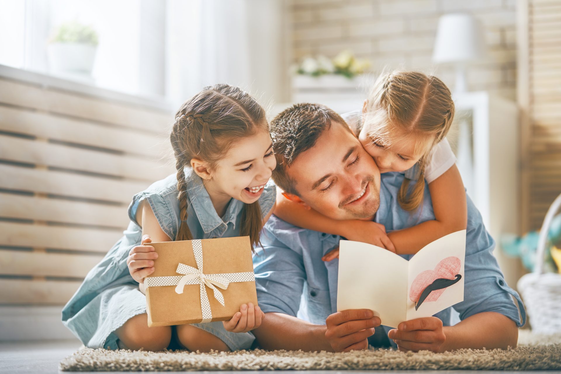 En el Día del Padre, muchos hijos suelen llenar de amor a sus papás. Foto: Infobae