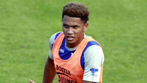 Jack Jean-Baptiste se desempeña como mediocampista y suele usar el dorsal 15 en sus camisetas. Foto: EL ONCE 
