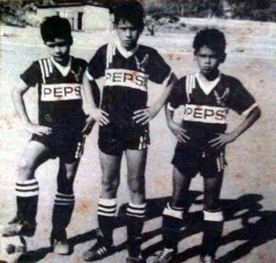 El ex defensa (centro) siempre tuvo pasión por el fútbol. Foto: Grupo OPSA