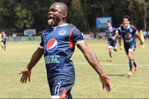 Milton Núñez se retiró en Universidad SC, donde llegó a jugar gratis por el aprecio que le tenía al equipo. Foto: Soy502