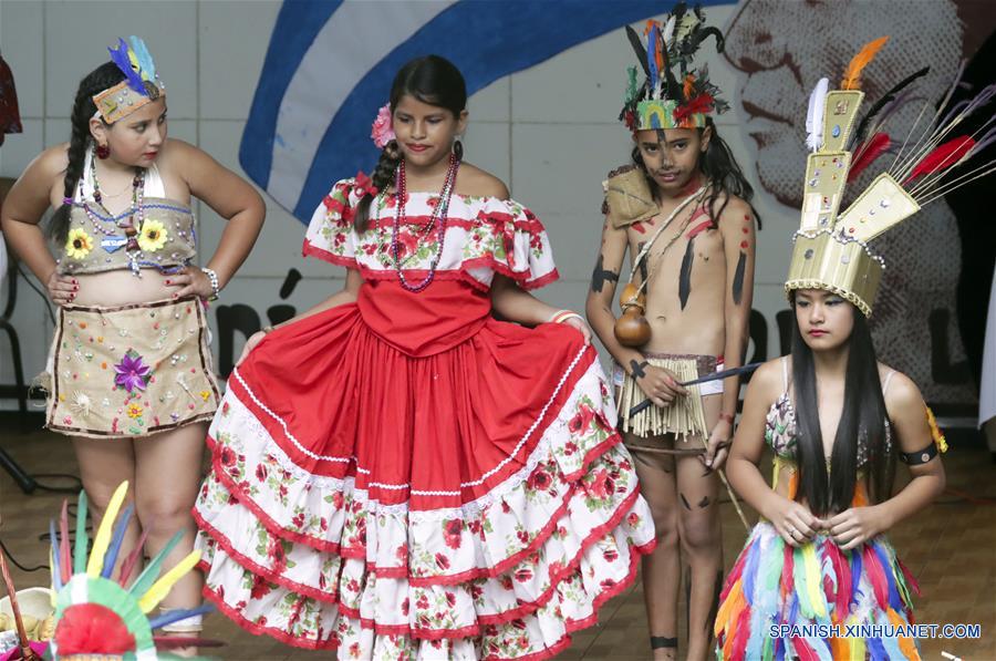 Traje indígena junto a vestido colorido tradicional de Honduras. Foto: Xinhuanet.com