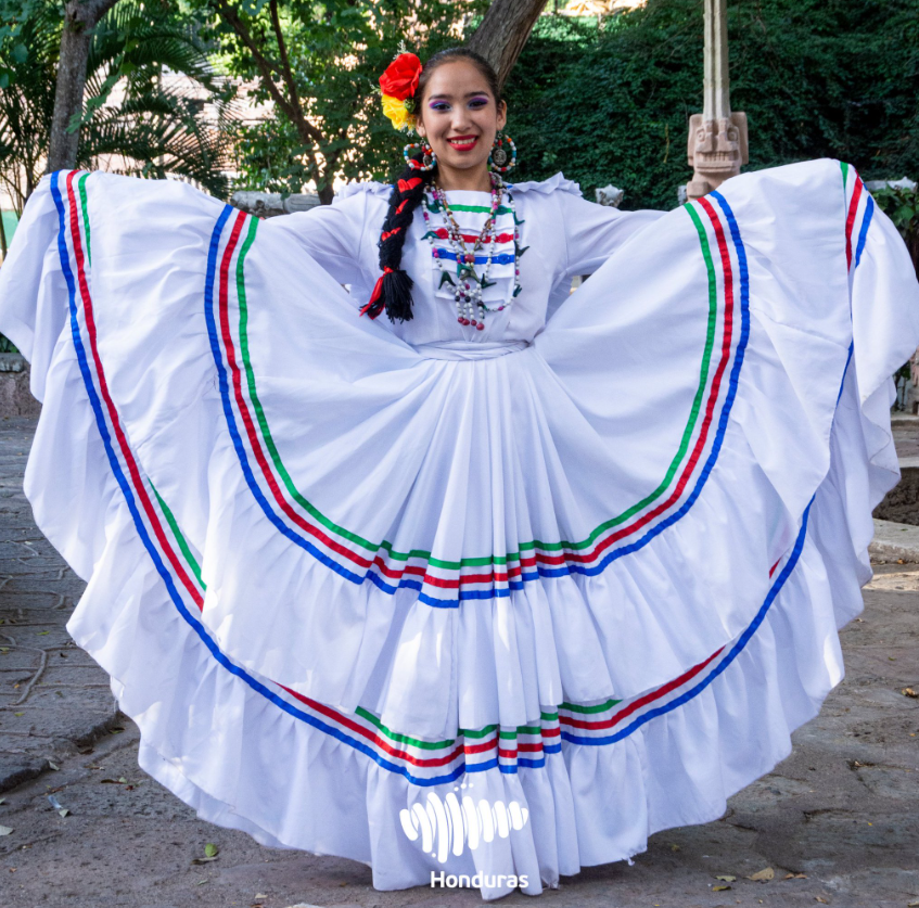 Los hombres, visten de blanco con los mismos bordados de colores y llevan usualmente un sombrero de paja. Foto: Honduras.com