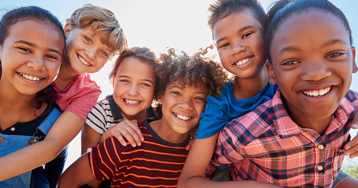 "Un amigo es alguien que lo sabe todo de ti y aún así te quiere." - Elbert Hubbard. Foto: Family Search