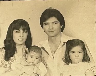 Alexander Iturralde con su esposa e hijas. Foto: redes sociales