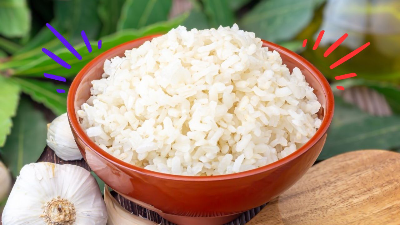 Arroz blanco receta, una guarnición deliciosa y fácil de preparar que acompaña una variedad de platos Imagen de Arroz blanco receta, una guarnición deliciosa y fácil de preparar que acompaña una variedad de platos