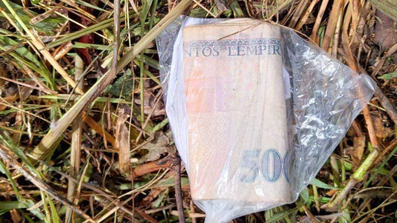 ¿El hondureño más honesto? Joven encontró dinero en Comayagua y busca a su dueño Imagen de ¿El hondureño más honesto? Joven encontró dinero en Comayagua y busca a su dueño