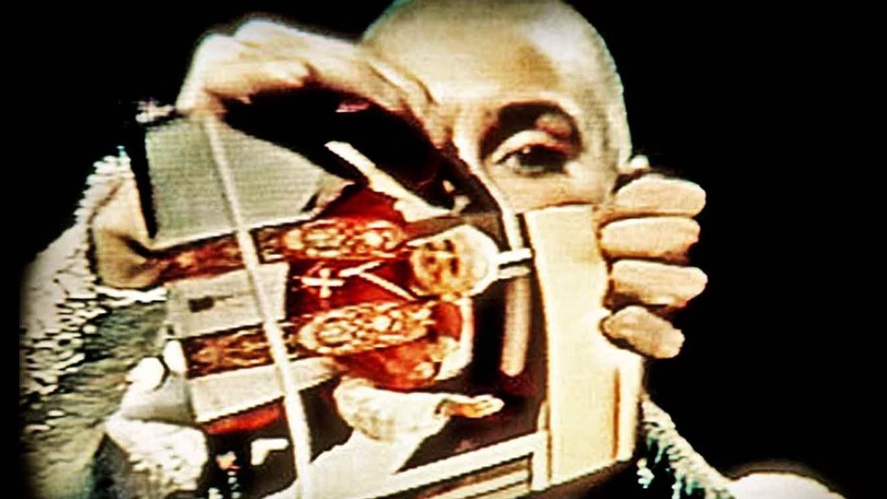 Imagen de Sinead O'Connor papa, el momento en que la artista irlandesa rompió la foto del pontífice en vivo