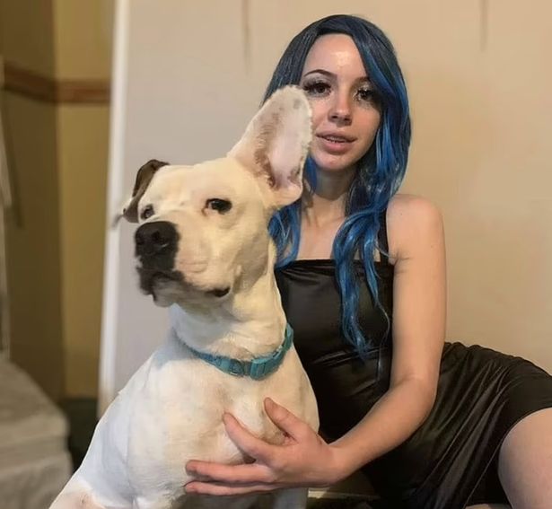 Denise Frazier posa junto a su mascota. Foto: Facebook