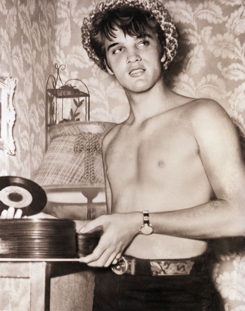 Elvis Presley en la grabación de una de sus canciones. Foto: Getty Images