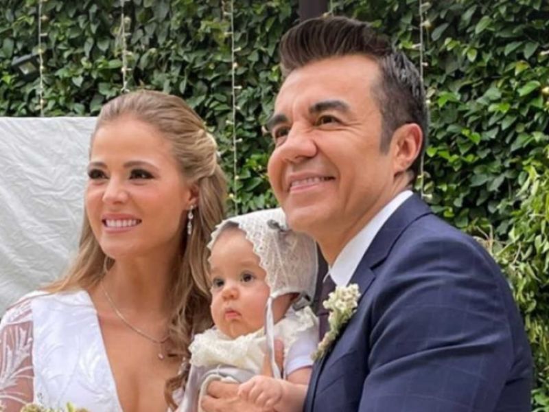 Adrián Uribe y su esposa en el bautismo de su hija Emily. Foto: redes sociales
