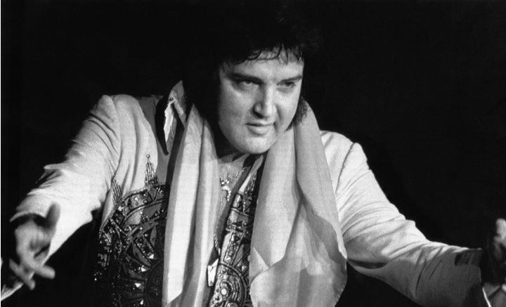 Elvis Presley en concierto en 1977, antes de fallecer. Foto: Getty Images.
