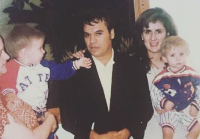 Juan Gabriel junto a Matilde Obregón y sus hijos. Foto: Por Esto!
