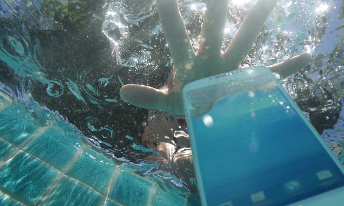 Imagen de Joven murió electrocutado mientras trataba de rescatar su celular de una piscina