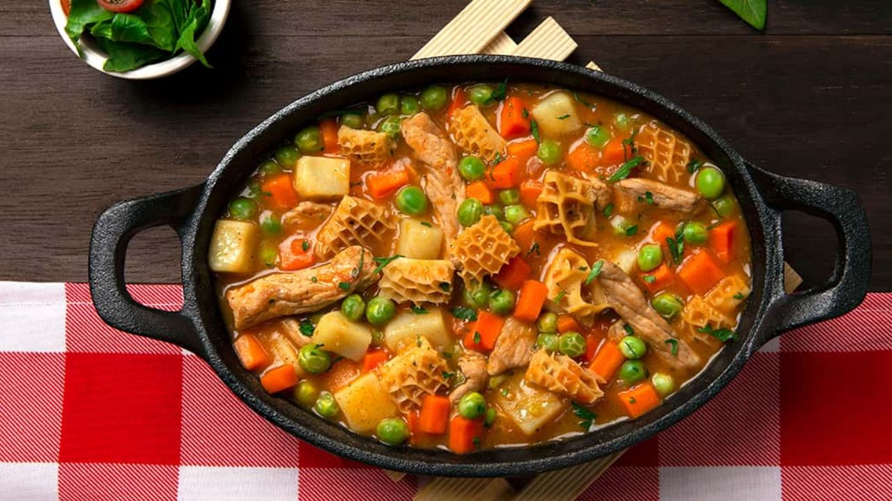 Sopa de mondongo de Honduras, un tradicional platillo lleno de sabor y color Imagen de Sopa de mondongo de Honduras, un tradicional platillo lleno de sabor y color