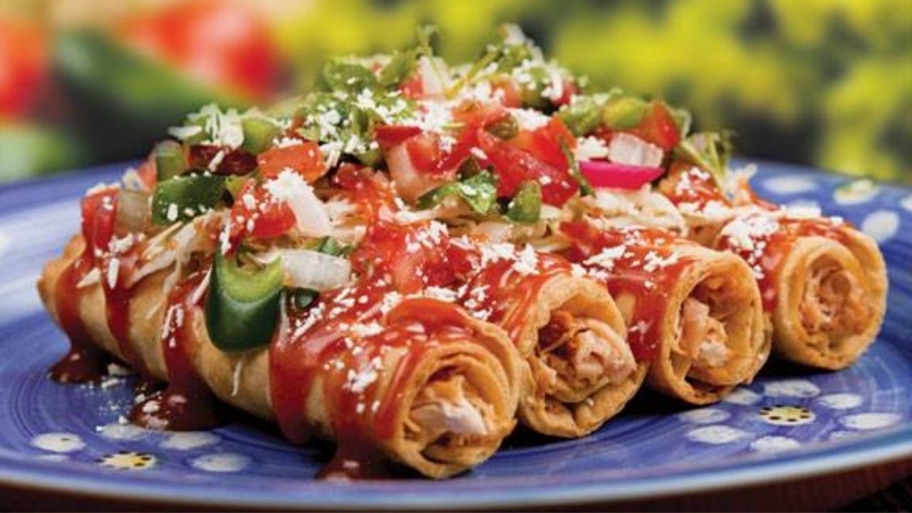 Tacos de pollo hondureños, un festín de sabores tradicionales Imagen de Tacos de pollo hondureños, un festín de sabores tradicionales