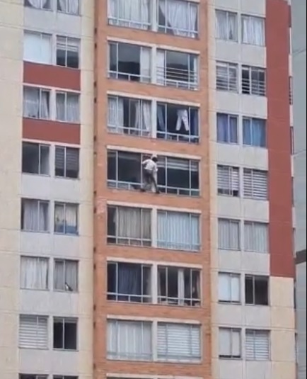 Momentos antes que la señora cayera desde el 7mo piso. Foto: Twitter
