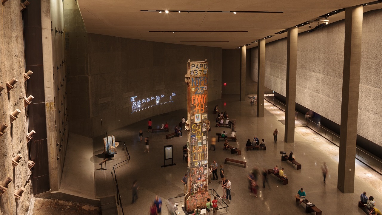 El Mirador del Oeste ofrece la primera vista completa del sitio del Museo, hacia el Salón de la Fundación. La Última Columna está en el centro, y la Pared de Contención de Lodo a la izquierda. Foto: 911 Memorial