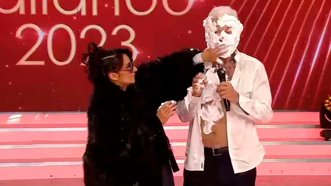 Anita Martínez regando torta en el rostro de Marcelo Tinelli. Foto: Infobae