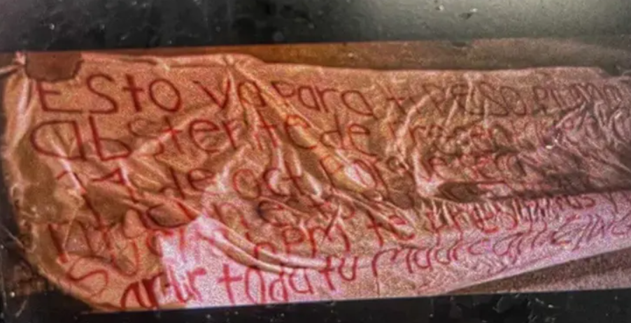 Banner dedicado a Peso Pluma. Foto: TMZ